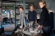 Ina Zimmermann (Melanie Marschke, r.), Jan Maybach (Marco Girnth, 2.v.l.) und Tom Kowalski (Steffen Schroeder, 2.v.r.) rätseln, warum die Zeugin (Jeanette Hain, l.) ihren richtigen Namen verschweigt.