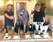 Tobi Kämmerer (Mitte) mit Nico Döring (links) und Andreas Otterbein vom Atelier der Braukünste in der Villa Raab in Alsfeld.