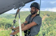 Der Statiker Marco Calio sichert sich bei einem Besuch der Müngstener Brücke ab.