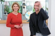 Gehörlose auf der ganzen Welt verständigen sich mit Gebärdensprache. Da kommt man schnell auf die Idee, dass Gebärdensprache weltweit identisch ist. Ob die Gebärdensprache tatsächlich international ist, untersucht Susanne Holst (l.) mit Hilfe von Roman v. Berg (r.) – in „Wissen vor acht - Mensch“.