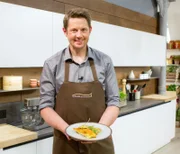 Hannes Müller kocht „Zucchini-Cordon bleu mit Tomaten-Rucola-Salat“.