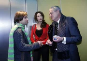 Bruno (Tim Sander, l.) versucht sich als Gentleman und verspricht Friedrich (Wilhelm Manske, r.), gemeinsam mit Nora (Julia Malik, M.) den Termin mit dem Interessenten für die Re-Fresh-Kollektion zur vollsten Zufriedenheit zu absolvieren.