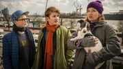Benny (Ruben Storck, links) und Johannes (Luke Matt Röntgen, Mitte) reden Klartext mit Autorin Anke Clausen (Nina Petri).