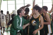Ted (Nicholas D'Agosto, vorne r.) erhält letzte Anweisungen von Coach Robert Owens (Connor Trinneer, vorne l.)