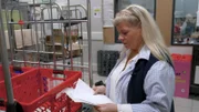 S02E45: Doris bleibt auch im Stress konzentriert: Sie nimmt telefonische Bestellungen entgegen und behält den Überblick.