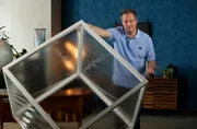 10.000 Liter Luft atmen wir täglich ein – 10 mal einen Kubikmeter. Und damit auch alles, was darin schwebt. Fast die gesamte Weltbevölkerung (99 Prozent) atmet immer noch Luft ein, die ihre Gesundheit gefährdet und die WHO-Grenzwerte für Luftqualität überschreitet. Eckart von Hirschhausen erklärt, wie wir das Problem in den Griff bekommen können – in „Wissen vor acht – Erde“.