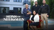 Von links: Sait, Vasfiye, Serkan und Engin Kaya - Familie Kaya mit Huhn vor ihrem Haus in Berlin Rudow