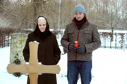 Gregor steht traurig an Marias Grab. Theres leistet ihm Beistand. Von links: Theresa (Ursula Erber) und Gregor Brunner (Holger M. Wilhelm).