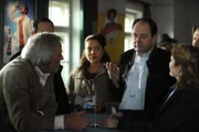 Hubert ist gespannt, wie die Präsentation des Light-Biers laufen wird. Von links: Martin Kirchleitner (Hermann Giefer), Trixi Preissinger (Doreen Dietel), Hubert Kirchleitner (Bernhard Ulrich) und Uschi Guggenmoser (Silke Popp).