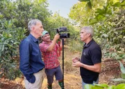 Korrespondent Josef Manola mit Bio-Orangenplantagen Manager Jesus Martinez. Hier, in der Nähe von Sevilla werden die Vorgaben aus dem Renaturierungsgesetz bereits umgesetzt.