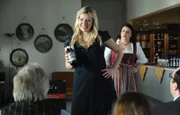 Entsetzt beobachtet Monika (Christine Reimer) eine Bewerberin beim Casting der Kirchleitners.