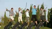 Die Jungs-WG: Charlie, Alex, Jonas, Johannes und Danny beim Golfspielen.