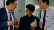Detective Lennie Briscoe (Jerry Orbach, li.), Lt. Anita Van Buren (S. Epatha Merkerson) und Detective Mike Logan (Christopher Noth) besprechen den Entführungsfall Jason Bregman.