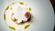 Ein Dessert von Thomas Wohlfeld mit weißer Schokolade und Rhabarber.