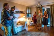 Partyalarm für Hubert und Staller. Wegen Ruhestörung werden sie zu einem Haus feierwütiger Frauen gerufen. V.l.n.r. Franz Hubert (Christian Tramitz), Johannes Steller (Helmfried von Lüttichau), Anja Grobmeier (Gianna-Valentina Bauer), Caro Sendele (Katrin Heß), Tina Geiger (Deborah Müller).