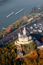 Am Mittelrhein gibt es unzählge Schlösser und Burgen: Die Marksburg zwischen Bingen und Kobelnz wurde zu Beginn des 13. Jahrunderts erbaut und thront auf einem Schieferkegel in 160 Metern Höhe über dem Fluss.