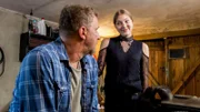 Leah (Charlotte Krause) beruhigt ihren Vater Tobi (Matthias Komm), weil Conny ohne ihn einen schönen Abend mit Magda und Aga verbringt.