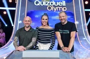 Quizmasterin Esther Sedlaczek (M.) mit den Kandidaten des Teams "Berlin": Dem Schauspieler Jürgen Vogel (l.) und dem Comedian Mario Barth r.).