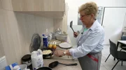 S02E43: Brigitte hat unterdessen eine Überraschung für ihren Chef geplant. Ob sie gelingt?