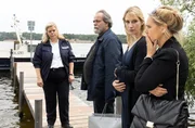 Audrey Pietschmann (Astrid Kohrs, r.) und Nina Zenker (Katja Sallay, 2.v.r. mit Matthias Brenner, 2.v.l.) sind entsetzt, als sie durch Hanna Kowollik (Marie Schöneburg, r.) erfahren, warum Jonas Pietschmann nicht zur Trauerfeier seines Vaters erschienen ist.