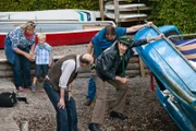 Eine Familie (Gerhard Jilka, 2.v.r., mit Barbara Lackermeier, l. und Jakob, 2.v.l.) weigert sich, dem Tretbootverleiher Hans Ranftl (Johannes Herrschmann, Mitte) die Gebühren für sein Boot zu bezahlen, da sich das Tretboot nicht von der Stelle bewegt. Staller (Helmfried von Lüttichau, r.) versucht den Defekt am Tretboot ausfindig zu machen und entdeckt dabei zuerst den Gürtel eines Bademantels und kurz darauf eine Wasserleiche.