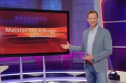 Moderator Florian Weber stellt in seinem SWR Wissensquiz „Meister des Alltags“ die Alltagstauglichkeit seiner prominenten Kandidaten auf die Probe. „Meister des Alltags“ spendet seinen Gewinn einem guten Zweck.