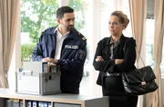 Fahri Celik (Hassan Akkouch, l.) hat Audrey Pietschmann (Astrid Kohrs, r.) am Tatort erwischt, wo sie Unterlagen mitnehmen wollte ...