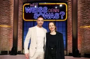 Treten bei "Wer weiß denn sowas?" als Kandiat:Innen an: Der Schlagersänger Ramon Roselly (l.) und die Sängerin, Musicaldarstellerin und Schauspielerin Senta-Sofia Delliponti - ‚Senta‘ (r.).