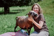 Andrea Göhring mit Schaf auf ihrem Hof in Oberschwaben