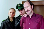 Sonja (Annett Fleischer, l.) und Riedl (Paul Sedlmeir, M.) sprechen noch einmal mit Manager Markus Köhler (Piet Fuchs, r.).