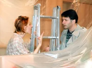 MDR Fernsehen IN ALLER FREUNDSCHAFT FOLGE 21, "Schwesternliebe", am Dienstag (07.02.12) um 12:30 Uhr. ARD/MDR IN ALLER FREUNDSCHAFT, Folge 21 - Schwesternliebe, Fernsehserie des MDR 1999, am Montag (22.05.00) um 21:45 Uhr im Ersten. Pia (Hendrikje Fitz) will das Haus renovieren. Todmüde kommt ihr Mann Roland (Thomas Ruehmann) vom Nachtdienst und findet sein Heim in einem chaotischen Zustand vor. Es kommt zum handfesten Streit zwischen dem Ehepaar.