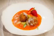 „Gebackene Risottoknödel mit Erdbeer-Rhabarber“ von Lisl Wagner-Bacher.