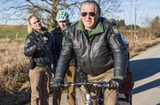 Girwidz muss dringend zum Flughafen und der arme Riedl muss sein Fahrrad abgeben. V.l.n.r. Sonja (Annett Fleischer), Riedl (Paul Sedlmeir), Girwidz (Michael Brandner)