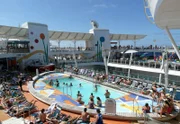 Poolbereich auf dem Deck.
