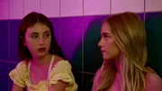 Wer hat Andrine verraten? Lea (Sophia Haug Khoury) und Silje (Sienna Rosie Schei) tauschen sich aus.