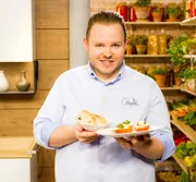 Richard Rauch kocht „Überbackene Paradeiser mit Kräuterpesto und Ciabatta“.