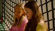 Silje (Sienna Rosie Schei, links) und Lea (Sophia Haug Khoury, rechts) sind neu in der Campingplatz-Clique.