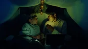 William (Caleb Kebreab, rechts) will Mattis (Leon Mosand-Christensen, links) überreden, einen Horrorfilm im Zelt zu schauen.