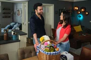 Baris' (Metehan Demiröz) Vorfreude erhält einen Dämpfer. Rechts Esma (Özge Delioglan)