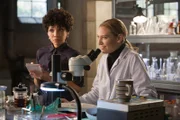L-R: Jasika Nicole als Astrid Farnsworth, Anna Torv als Agentin Olivia Dunham,