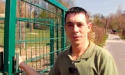Pfleger Michael Gühlcke hat eine besondere Aufgabe: er soll ein Straußenpaar in Fortpflanzungsstimmung versetzen.