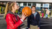 Ole (Matti Schmidt-Schaller) und Emma (Zsa Zsa Inci Bürkle) spielen in der Pause Basketball. Ole findet Emma toll.