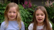 Rosa und Maja sagen ein Tulpengedicht auf.