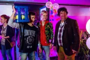 Sievers (Rainer Piwek, r.) als Türsteher. Jens (Janosch Lencer, l.) und Robin (Samuel Prost) schmuggeln Alkohol auf die Party.