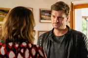 Florian (Matthi Faust) zeigt seiner Exfrau Karin (Judith Toth) die kalte Schulter.