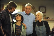 Die Freude ist groß, dass Frau Breinbauer Gregor als Pflegevater für Felix empfehlen wird. Von links: Gregor Brunner (Holger M. Wilhelm), Felix Kramer (Shayan Hartmann), Joseph (Wilhelm Manske) und Theresa Brunner (Ursula Erber).