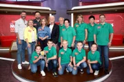 In jeder Sendung tritt ein Team von vier Prominenten gegen acht Kandidaten aus dem Südwesten an – vier Kinder und vier Erwachsene. Und wieder dreht sich alles um die Frage: Wer malt und rät am besten? Hinten (v. li.) Jochen Schropp, Natalie Lump, Ingo Mommsen, Tina Ruland, Guido Cantz, Wolfgang Hegele, Tanja Wiest, Elena Risel, Carmen Hinderberger, Markus Wamsler; vorne (v. li.) Liz Dangelmaier, Johannes Marco Sattler, Niklas Ocker, Erik Heinrich, Sophia Kottmann.