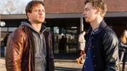 Stefan Vollmer (Hendrik Duryn, l.) hat Aufsicht und spricht mit Tobi (Timmi Trinks).