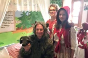 „Wolf“ Tobi Kämmerer mit Johanna Mildner (hinten) und „Rotkäppchen“ Anna im Märchenhaus.