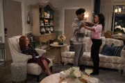 (v.l.n.r.) Sheila (Swoosie Kurtz); Carter (Julian Gant); Randi (Kyla Pratt)